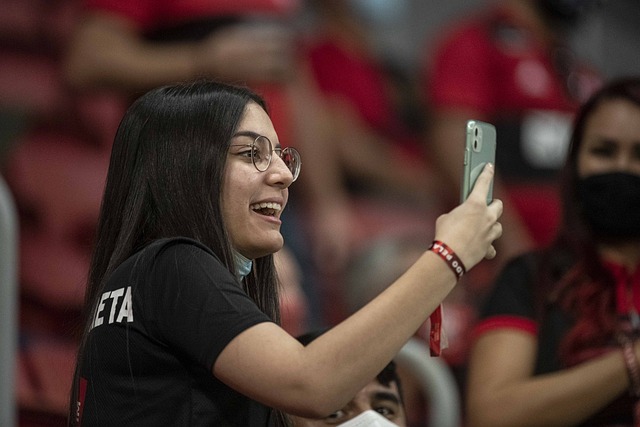 而老鹰则在 而老鹰则在